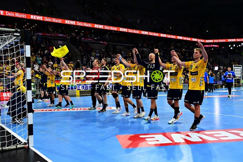 Jubel mit Mathias Larson (4; Rhein Neckar Löwen) und Teamkollegen