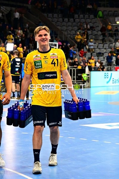 Elias Cidudad-Benitez (41; Rhein Neckar Löwen) mit Wasserflaschen