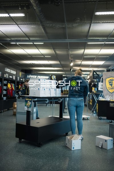 Löwen Fanshop mit Personen