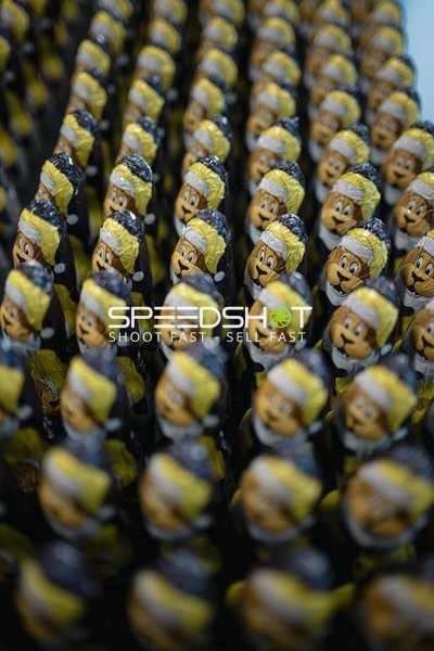 Löwen-Figuren in Reih und Glied