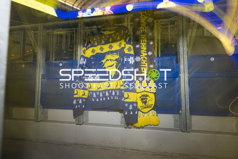 Weihnachtspullover und Schal in SAP Arena