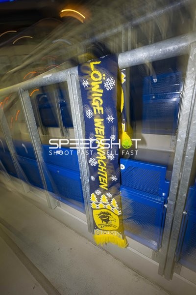 Leere Sitzreihen mit Schal