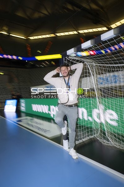 Trainer im Handballtor in SAP Arena
