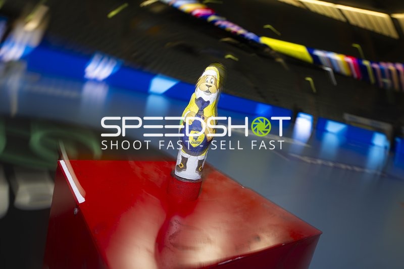 Figur auf Podest in Halle