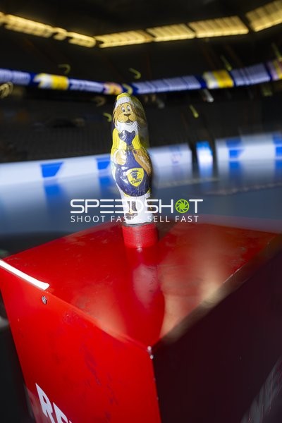 Figur mit Löwen-Logo in Halle