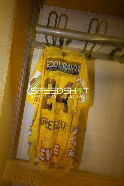 Handball-Trikot von Patrick Groetzki (24; Rhein Neckar Löwen) hängt