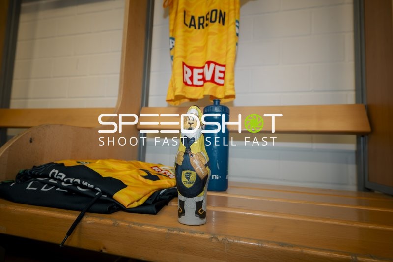 Trikot Larson an der Bank