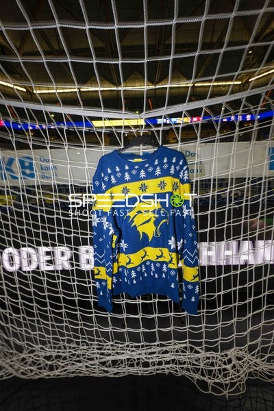 Pullover im Handballtor