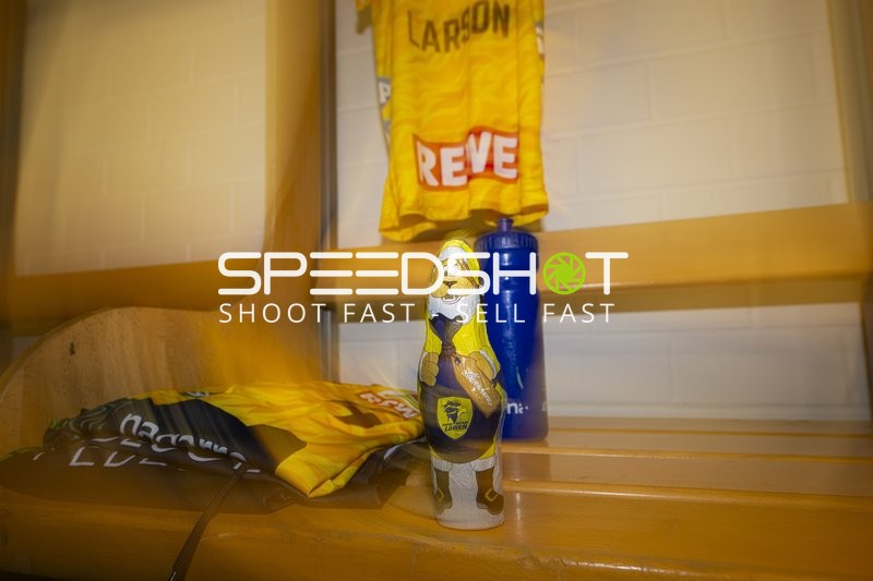 Umkleideszene mit Ausrüstung