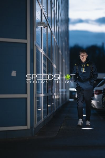 Florian Schulz (998; Rhein Neckar Löwen) auf dem Gehweg