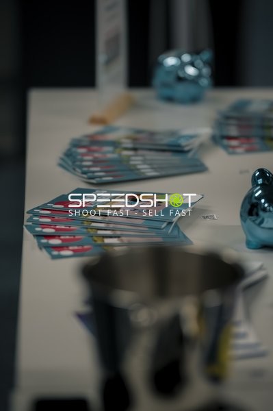 Flyer und Deko auf Tisch