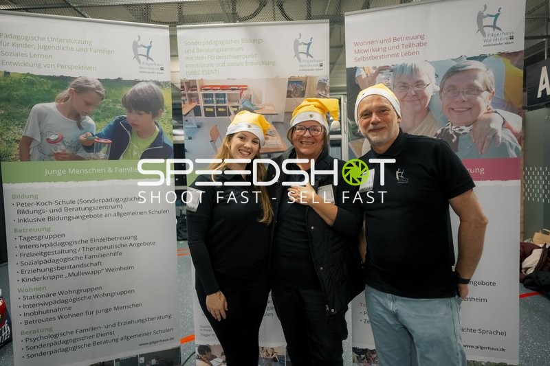 Drei Personen vor Infostand