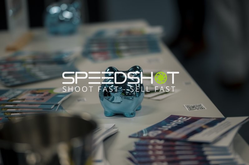 Flyer und Sparschwein auf Tisch