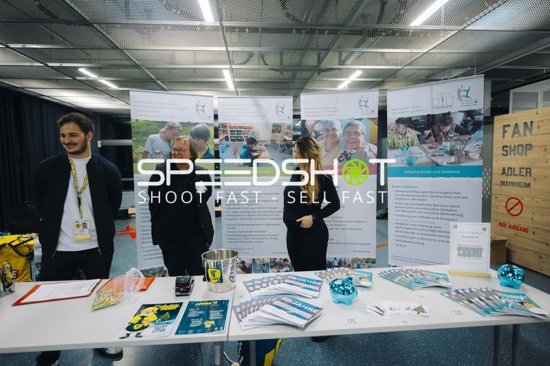 Infostand mit Gästen