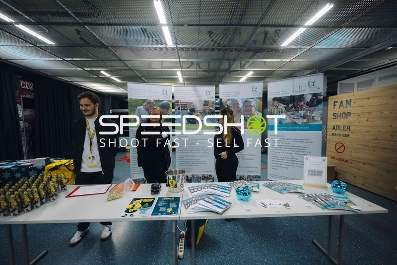 Lukas Emmel (105; Rhein Neckar Löwen) am Infostand