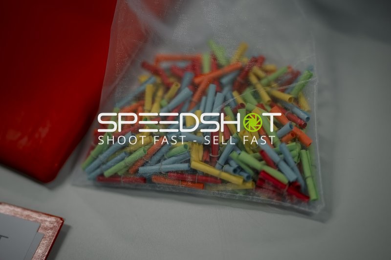 Beutel mit bunten Röhrchen