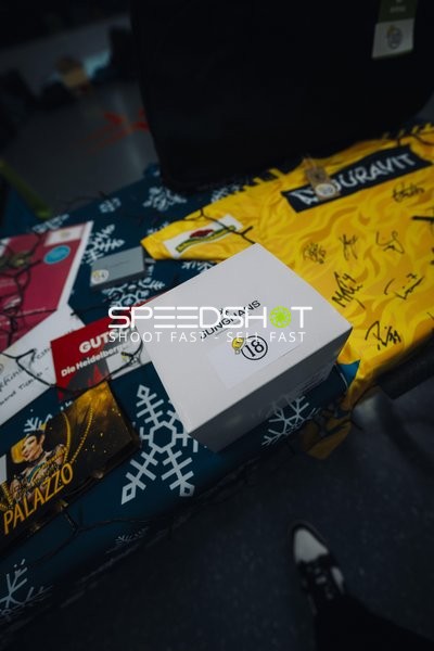 Signiertes Trikot und Fanartikel