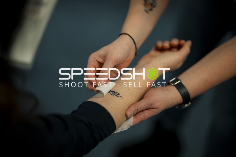 Aufkleber wird entfernt