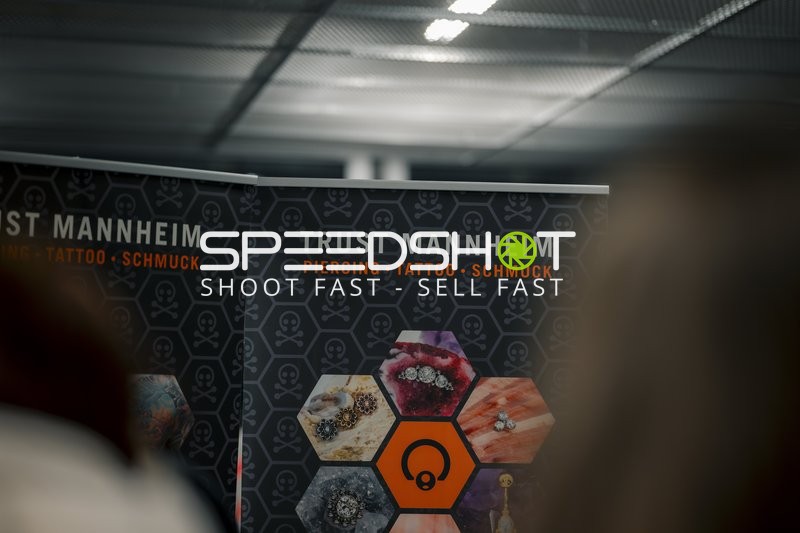 Werbebanner in der Halle