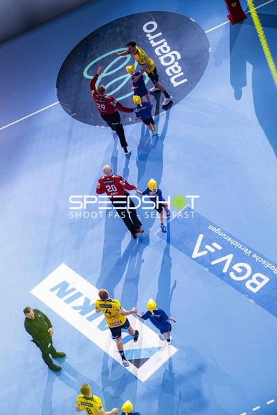 Mathias Larson (4; Rhein Neckar Löwen) und Mike Jensen (20; Rhein Neckar Löwen) mit Kindern beim Einlauf