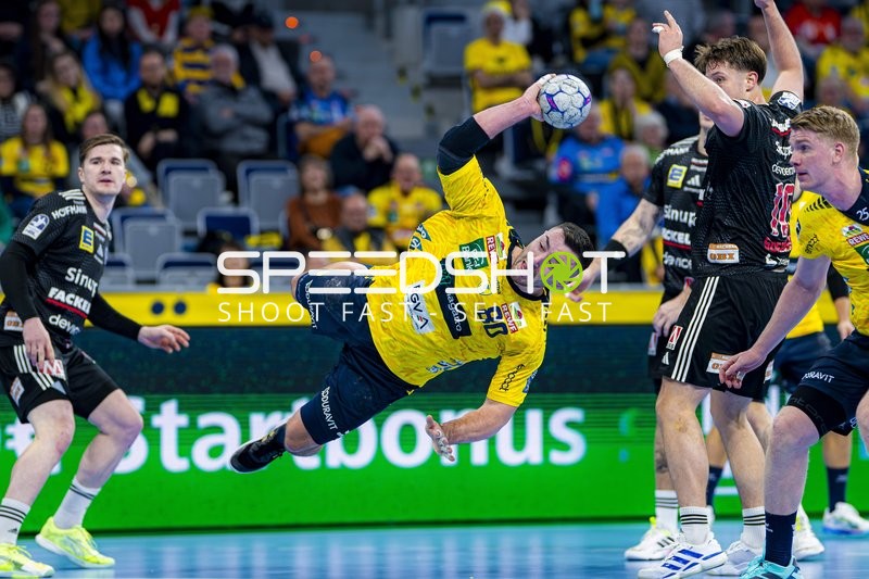 Haukur Thrastarson (25; Rhein Neckar Löwen) und Yannik Bialowas (7; HC Erlangen) in Aktion