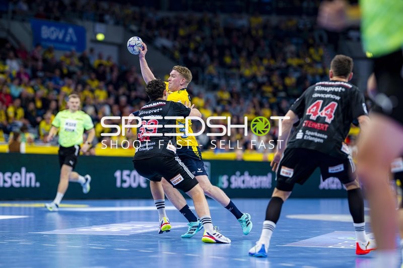 Haukur Thrastarson (25; Rhein Neckar Löwen) im Zweikampf