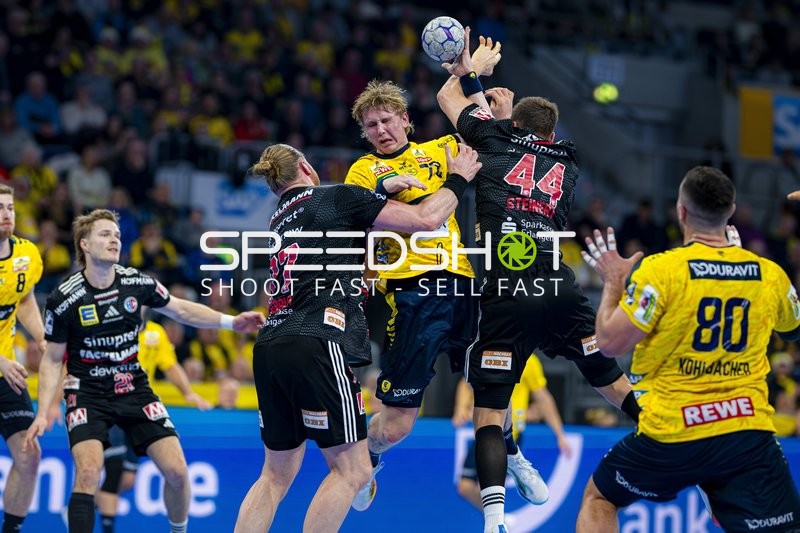 Edwin Aspenbäck (78; Rhein Neckar Löwen) und Christopher Bissel (21; HC Erlangen) im Zweikampf