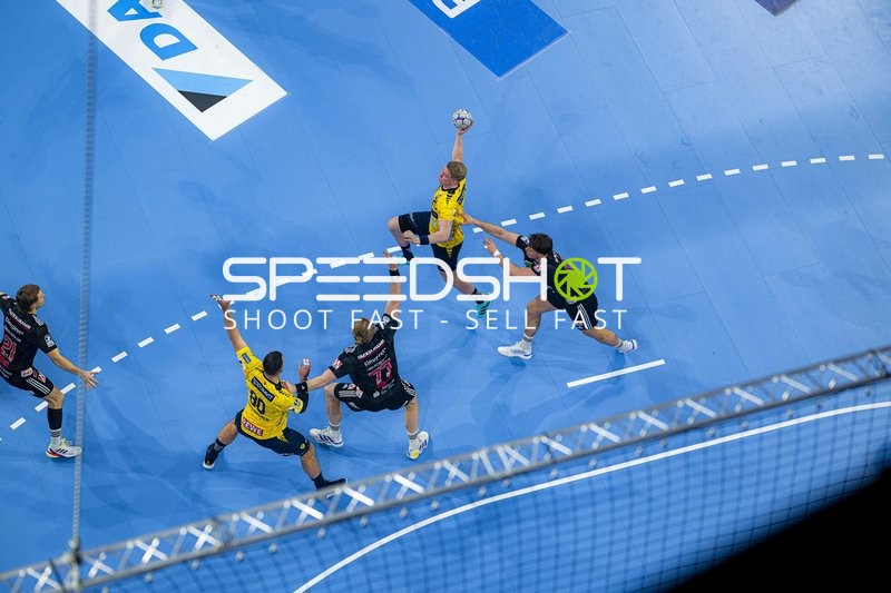 Szene mit Jannik Kohlbacher (80; Rhein Neckar Löwen) und Dani Baijens (77; Rhein Neckar Löwen)