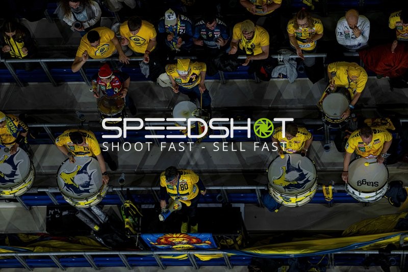 Fans in gelben Trikots mit Trommeln