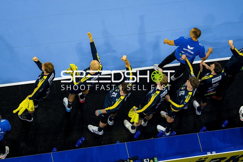 Jubel mit David More (15; Rhein Neckar Löwen) und Teamkollegen