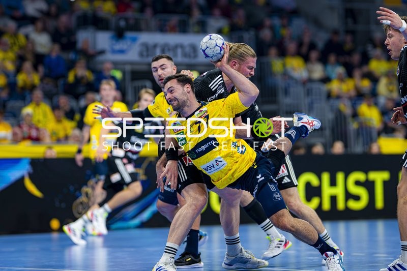 Dani Baijens (77; Rhein Neckar Löwen) und Jannik Kohlbacher (80; Rhein Neckar Löwen) im Zweikampf