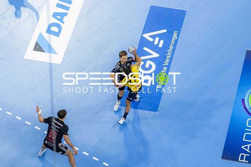 Florian Scheerer (10; HC Erlangen) im Zweikampf mit Dani Baijens (77; Rhein Neckar Löwen)