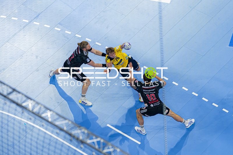 Szene mit Edwin Aspenbäck (78; Rhein Neckar Löwen) und Florian Scheerer (10; HC Erlangen)