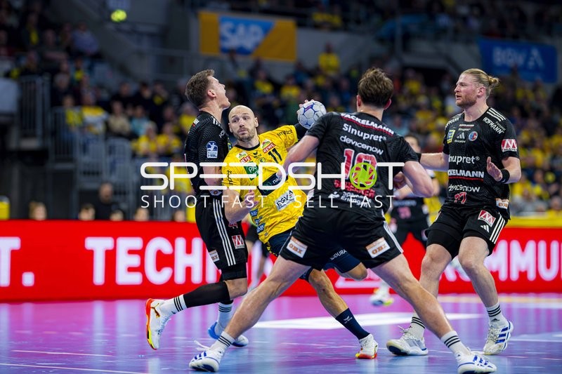 Lukas Sandell (11; Rhein Neckar Löwen) und Maciej Gebala (77; HC Erlangen) im Zweikampf