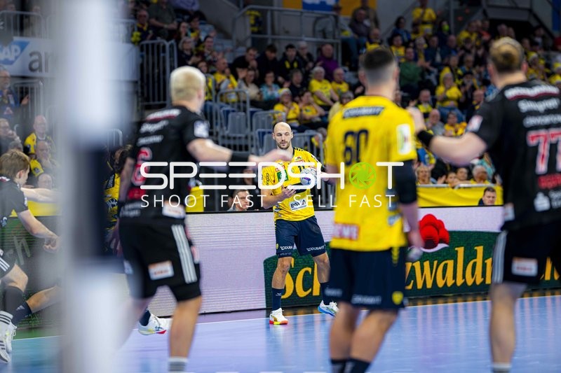 Lukas Sandell (11; Rhein Neckar Löwen) mit Ball