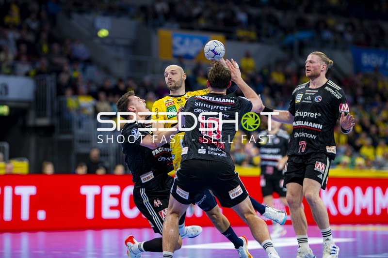 Maciej Gebala (77; HC Erlangen) und Lukas Sandell (11; Rhein Neckar Löwen) in Aktion