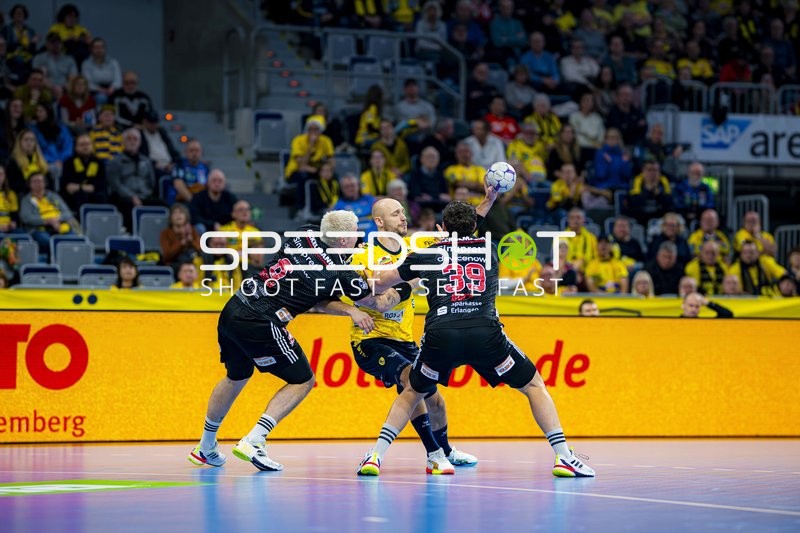 Lukas Sandell (11; Rhein Neckar Löwen) und Tobias Buck (39; HC Erlangen) im Zweikampf