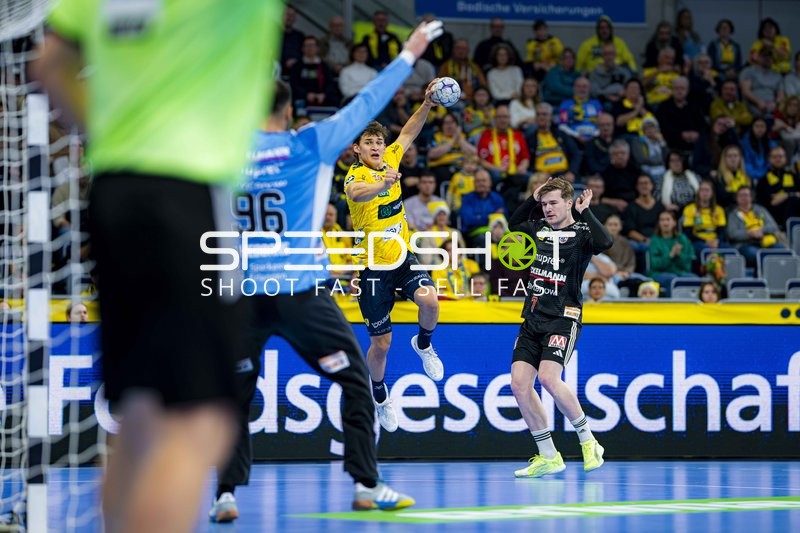 Gino Steenaerts (14; Rhein Neckar Löwen) und Yannik Bialowas (7; HC Erlangen) in Aktion