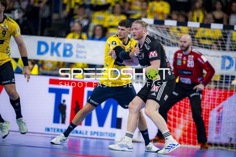 Maciej Gebala (77; HC Erlangen) und Sebastian Heymann (13; Rhein Neckar Löwen) in Aktion