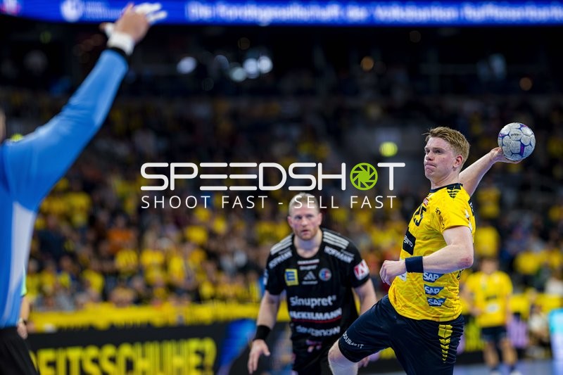 Haukur Thrastarson (25; Rhein Neckar Löwen) und Maciej Gebala (77; HC Erlangen) in Aktion