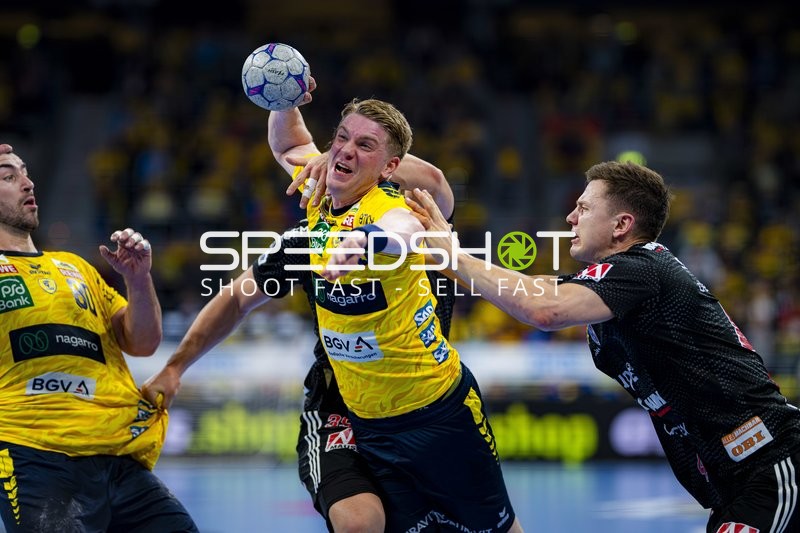 Haukur Thrastarson (25; Rhein Neckar Löwen) und Christoph Steinert (44; HC Erlangen) im Zweikampf