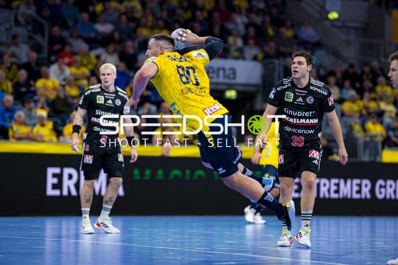 Jannik Kohlbacher (80; Rhein Neckar Löwen) mit Wurf gegen Tobias Buck (39; HC Erlangen) und Marek Nissen (6; HC Erlangen)