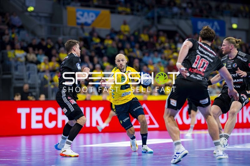 Lukas Sandell (11; Rhein Neckar Löwen) und Maciej Gebala (77; HC Erlangen) im Zweikampf