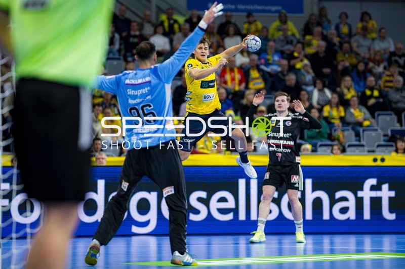 Gino Steenaerts (14; Rhein Neckar Löwen) und Yannik Bialowas (7; HC Erlangen) in Aktion