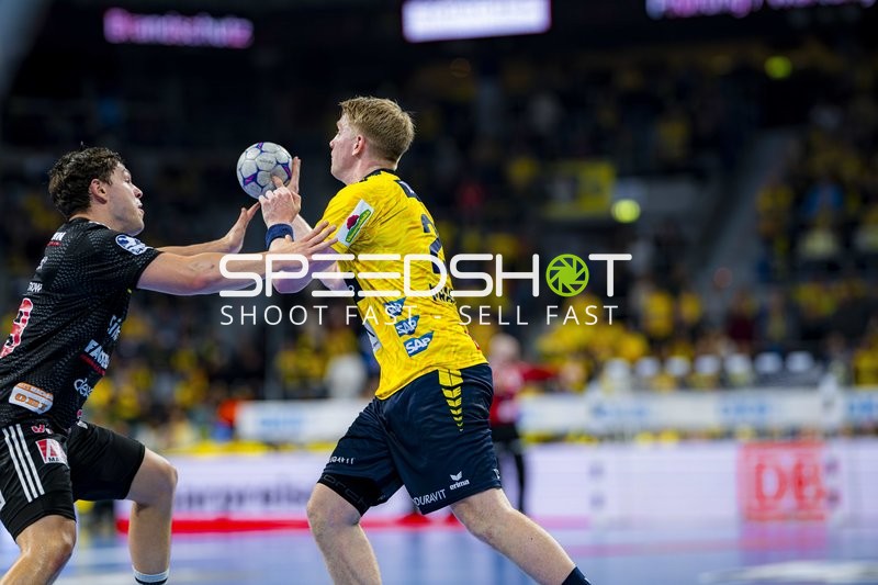 Szene mit Haukur Thrastarson (25; Rhein Neckar Löwen) und 3; HC Erlangen