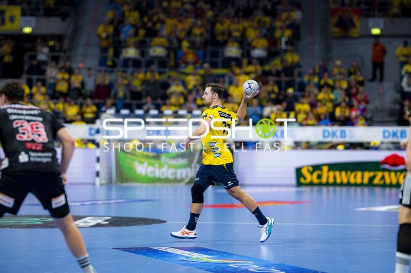 Dani Baijens (77; Rhein Neckar Löwen) mit Ball in Wurfbewegung