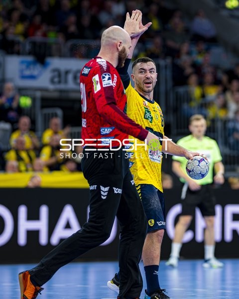 Jannik Kohlbacher (80; Rhein Neckar Löwen) mit Ball