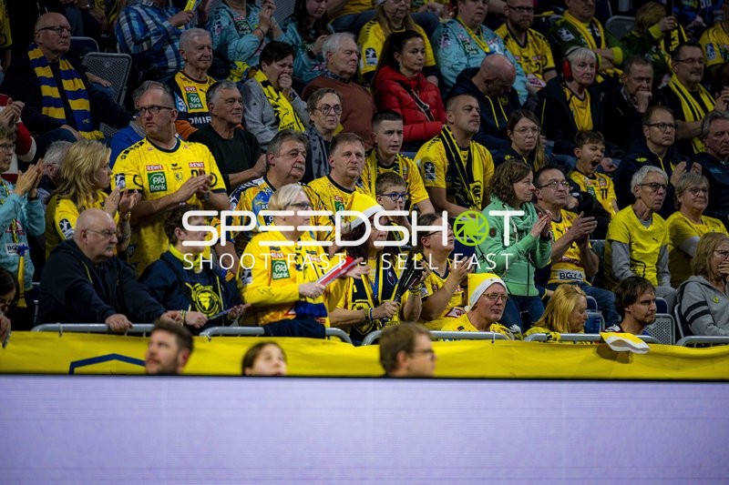 Fans in gelben Trikots in der SAP Arena