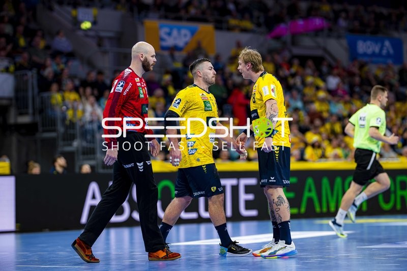 Mike Jensen (20; Rhein Neckar Löwen) und Jannik Kohlbacher (80; Rhein Neckar Löwen) in Aktion