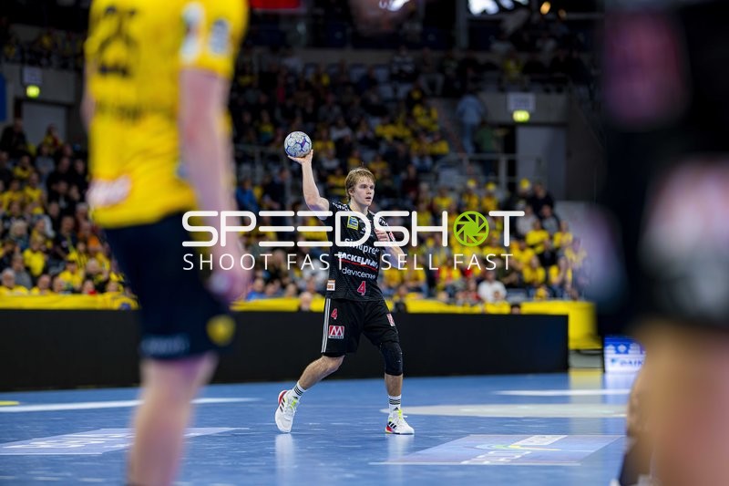 Placeholder (4; HC Erlangen) mit Ball in Aktion